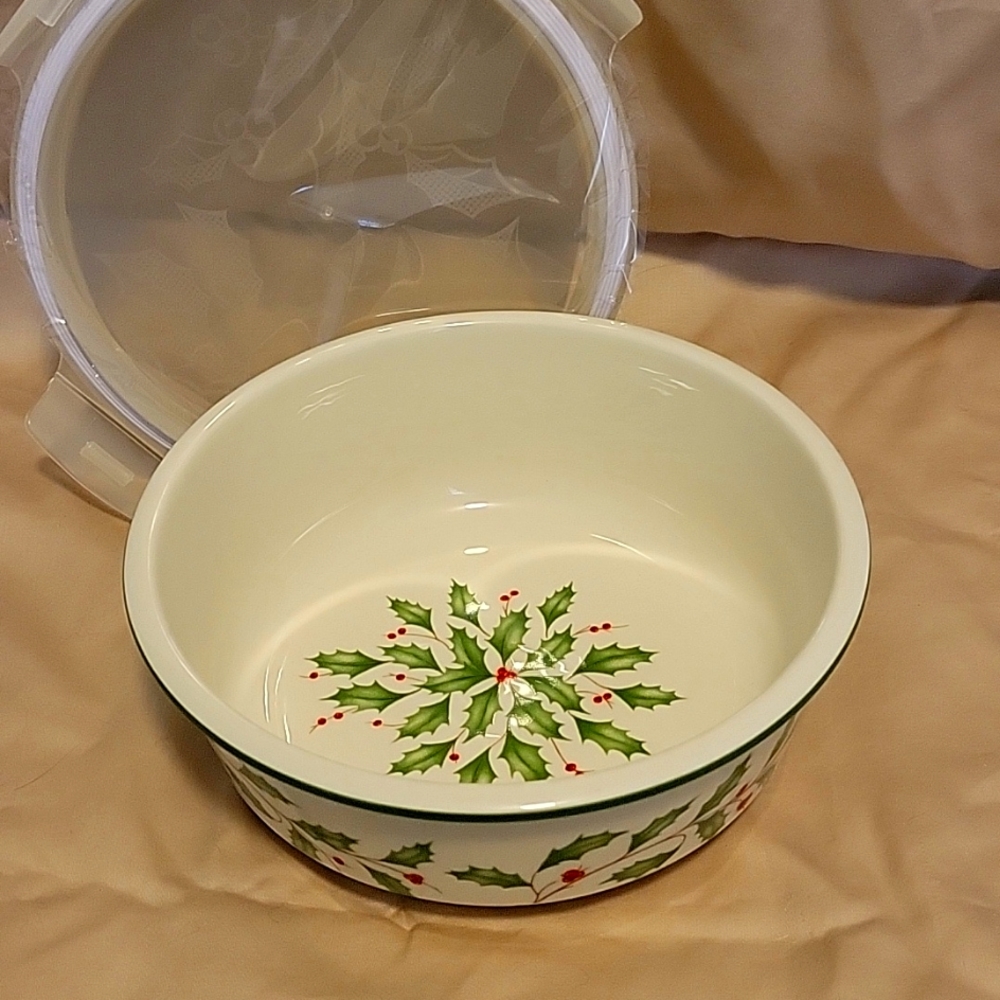 Lenox Holiday Serve and Store locking lid container
